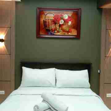 Cozy Manila Condo Retreat with Shared Pool Rooms