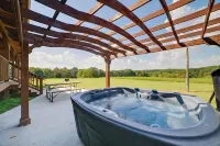 Fall Hikes & Hot Tub: Garden of the Gods Retreat - Homestays