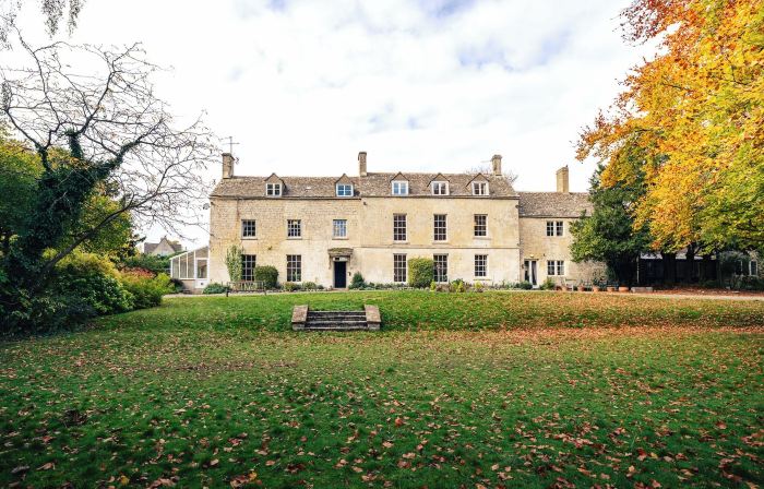 Stunning 8-Bedroom Home in Painswick