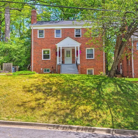 Takoma Park Apt w/ Wood Fire Pit < 8 Mi to DC