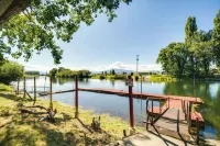 Riverfront Resort Cabin ~ 21 Mi to Crater Lake!