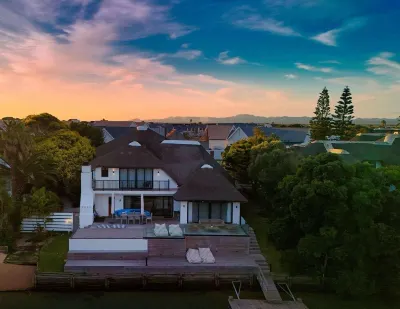 Luxury 4-bedroom canal villa in Saint Francis Bay Hotel di 