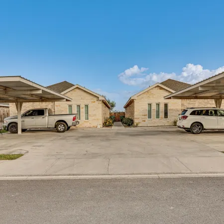2 Mi to DHR Health: Commuter-friendly Pharr Apt