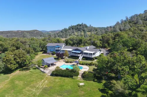 'Whispering Oaks Estate' w/ Pool & View in Murphys - Balkoner