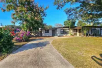 2 Mi to Cocoa Riverfront Park: Home w/ Patio! - Wifi