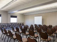 Days Inn & Suites by Wyndham West Edmonton Hotel dekat Pusat Acara Edmonton