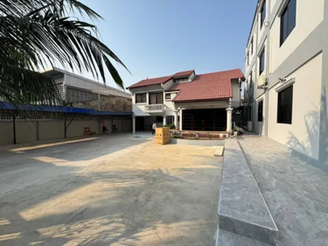 รูปภาพของบ้านพักบังกะโลปรับปรุงใหม่ที่สวยงาม 2 ชั้น