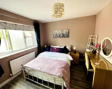 NKN Cosy maisonette Dartford station free parking 達特福德酒店