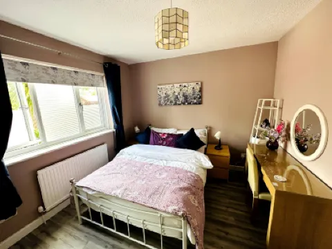 NKN Cosy maisonette Dartford station free parking Hotels in 