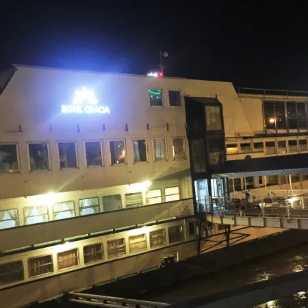 Botel Gracia Отели рядом с достопримечательностью «Фонтан Роланда»