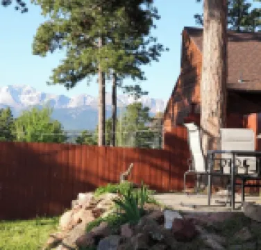 1930’s Woodland Park Cabin: Rustic & Romantic