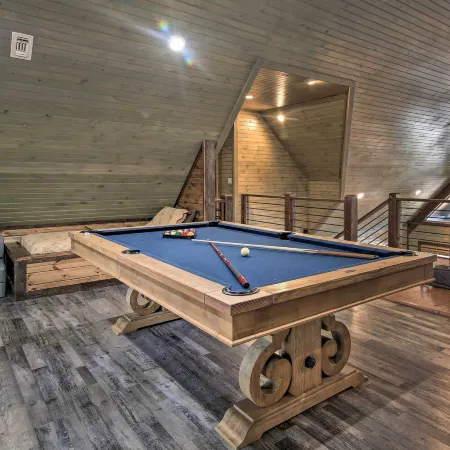 Stylish Broken Bow Cabin w/ Hot Tub + Fire Pit!