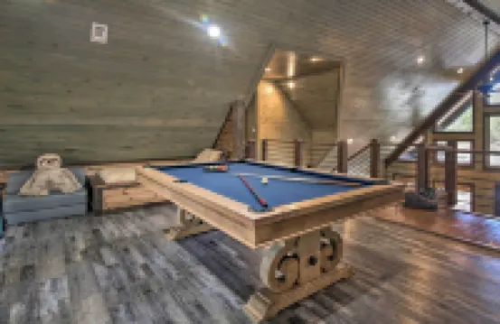 Stylish Broken Bow Cabin w/ Hot Tub + Fire Pit!