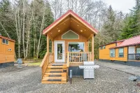 Rainforest Tiny Home Retreat: Rustic