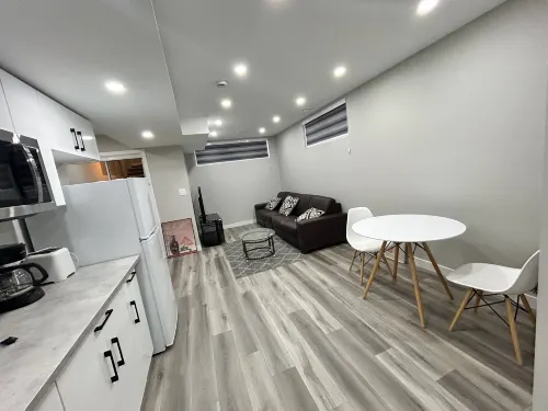 Spacious and Stylish Private Basement Suite - 2-Sterne