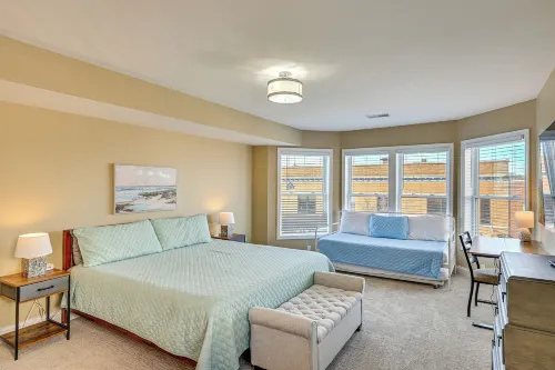 Phoenix Nest South Haven Condo River View! - parking