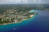 Condo face à épicerie à 3 minutes de la plage 302
