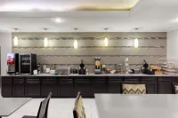 La Quinta Inn & Suites by Wyndham Kyle - Austin South - breakfast