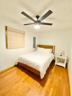 14 Guest, 7 Bed, 4 BR, Lakefront Cabin w/ Hot Tub