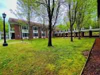 The Elston Inn and Conference Center Hotel di 