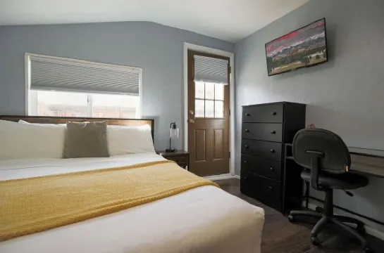 Walk to Main Street and Train · Cozy 1BR Retreat