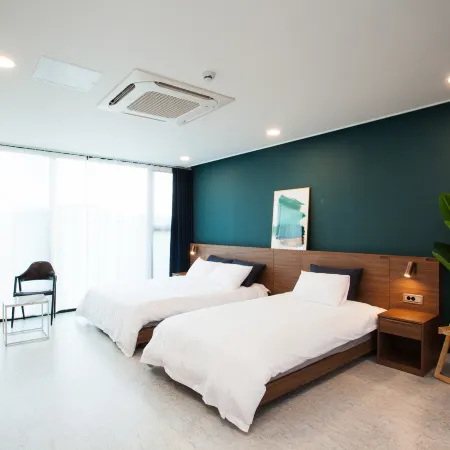 Jeju Island Pension Dear Noi Отели рядом с достопримечательностью «Пляж Джимйонг»