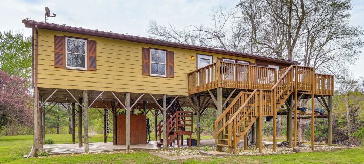 Fire Pit + Patio: Creekside Cabin in Eagle Rock! Hotele w: Botetourt County