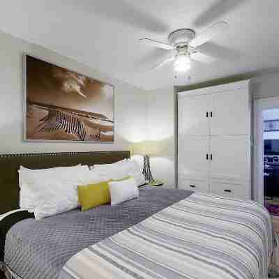 Newport Harbor View Cottage w/ Decks & Parking Rooms