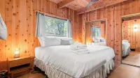 5bdr, Hot Tub, Deck, Firepit Mins to Village & Lake The Hilltop by Avantstay