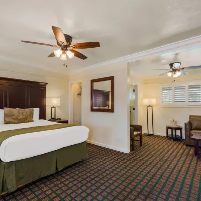 Clarion Collection Carmel Oaks Inn Отели рядом с достопримечательностью «Торговый центр "Кармел Плаза"»