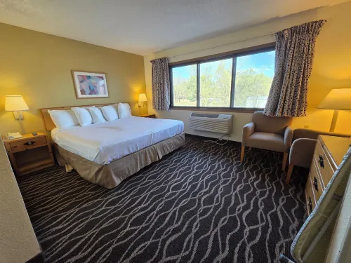 Boarders Inn & Suites by Cobblestone Hotels - Wautoma - parking