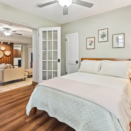 The Carriage House - Historic getaway in the heart of the city!
