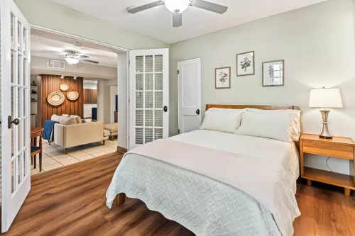 The Carriage House - Historic getaway in the heart of the city!