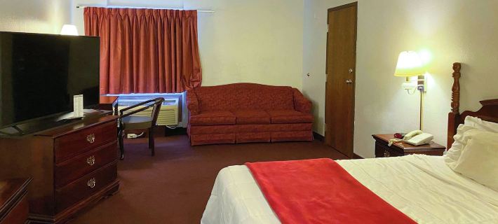 Voyageur Inn and Conference Center Hotels in Sauk County