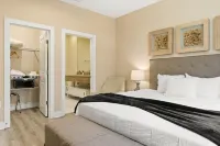 Designer 4BR Getaway, Sleek Laminate Floors - Villas
