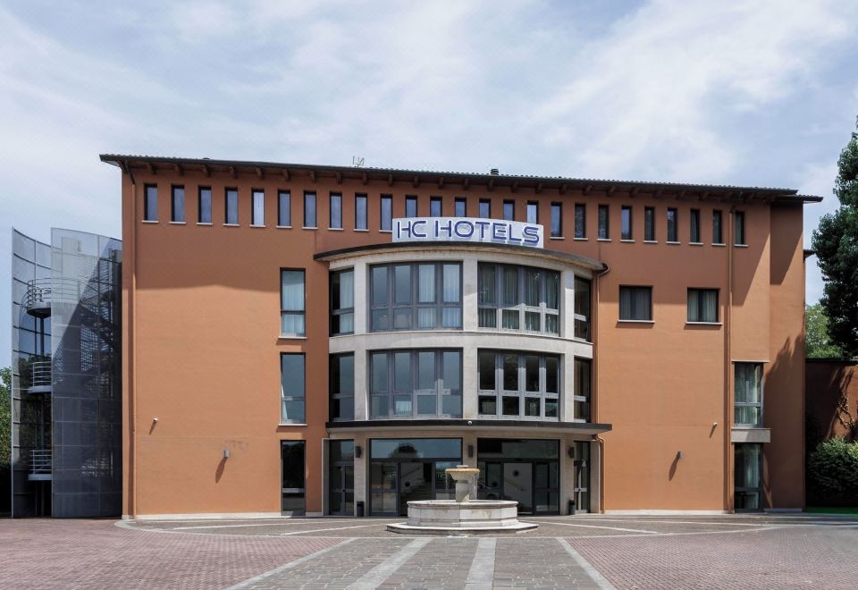 Pilgrim's Hotel - Housity