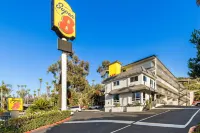 Super 8 by Wyndham San Diego Hotel Circle - Parking