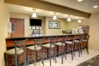 Cobblestone Inn & Suites - Corry - Parkplatz