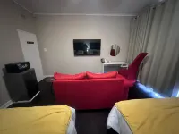 Comfortable Guest Room in Ekurhuleni with Shared Pool - Pools