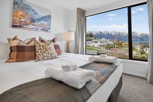 Ellen's Luxury Queenstown Lake View Escape - Villas