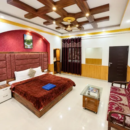Goroomgo Wood Villa Palace Chadyara Mandi