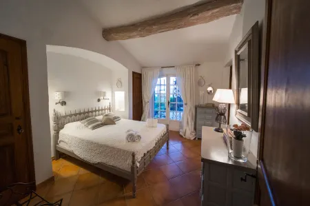 Villa with Spa, Pool and View of St Tropez's Gulf