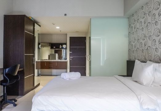 Classic Modern Studio Room Apartment at the Square Surabaya - Housity