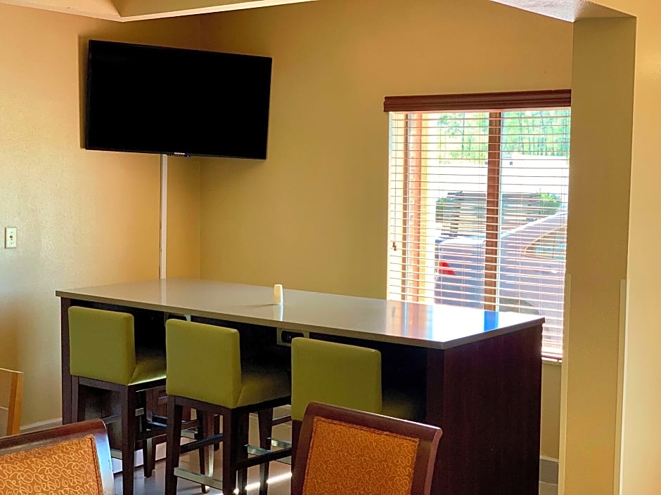 Country Inn & Suites by Radisson, Midway, FL