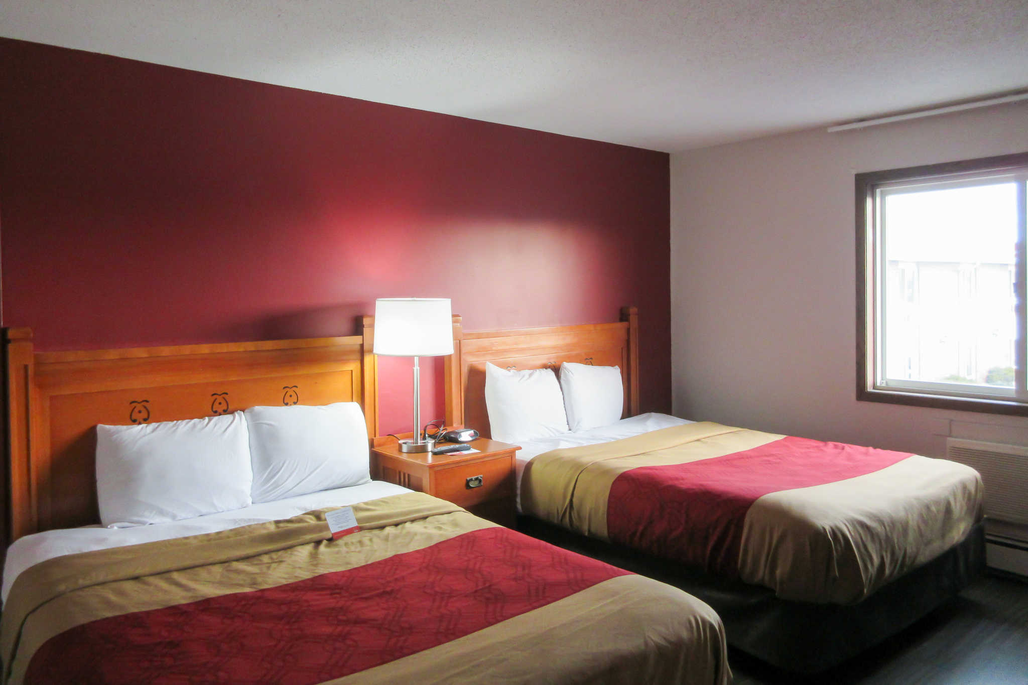 Econo Lodge Inn & Suites