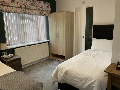 Room in Guest Room - Family Room with Private Bathroom Hotel di Edgware