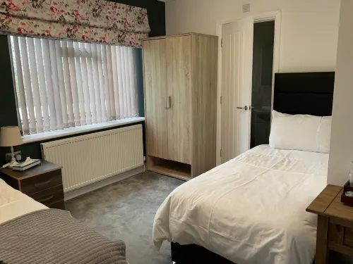 Room in Guest Room - Family Room with Private Bathroom Hotel a Edgware