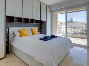 Modern 1BR Apartment in Central St Julian s