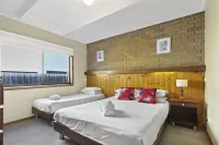 Ocean Bridge Lakes Entrance Hotels near The Griffiths Sea Shell Museum and Marine Display