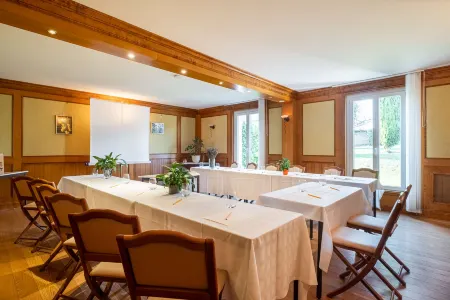 Domaine de l'Echassier, the Originals Relais Отели в г. Жарнак